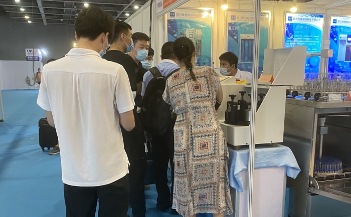 與會人員參觀午夜激情网站AV午夜久久蜜桃传媒软件